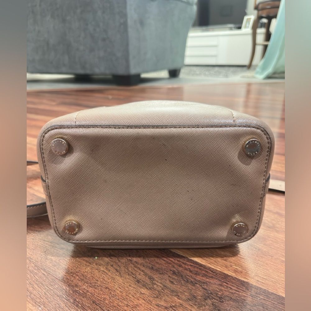 Michael Kors Bucket - Picture 5 of 10